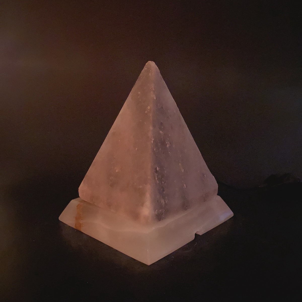 灰藍金字塔鹽燈 B001006 實拍未點燈外觀，呈現天然灰藍鹽晶紋理