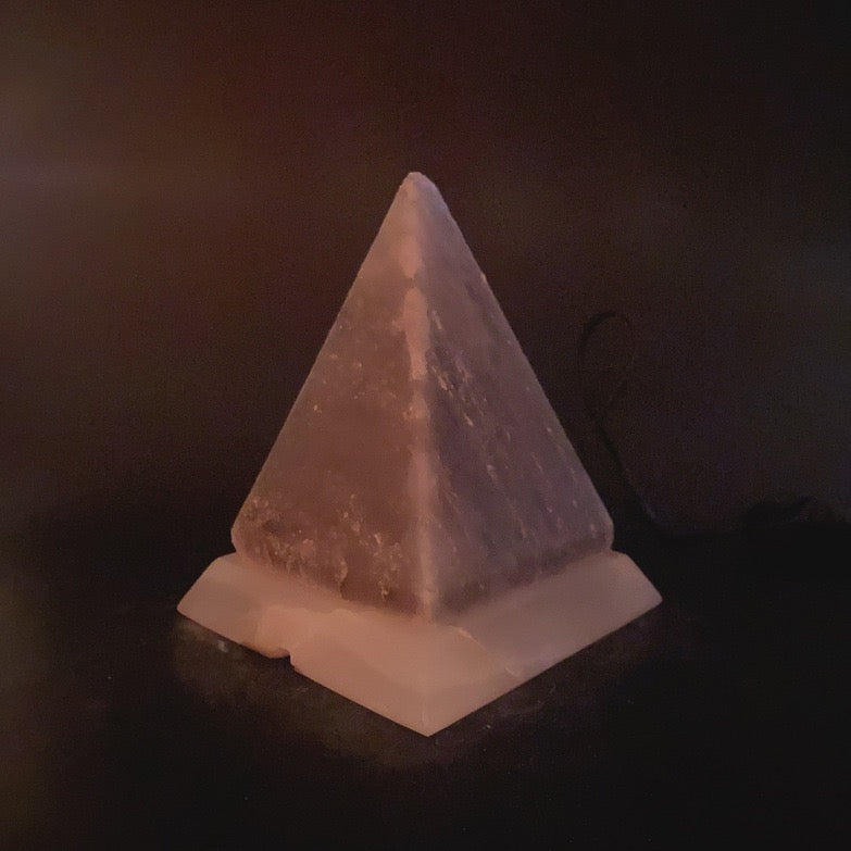 灰藍金字塔鹽燈 B001007 實拍未點燈外觀，呈現天然灰藍鹽晶紋理