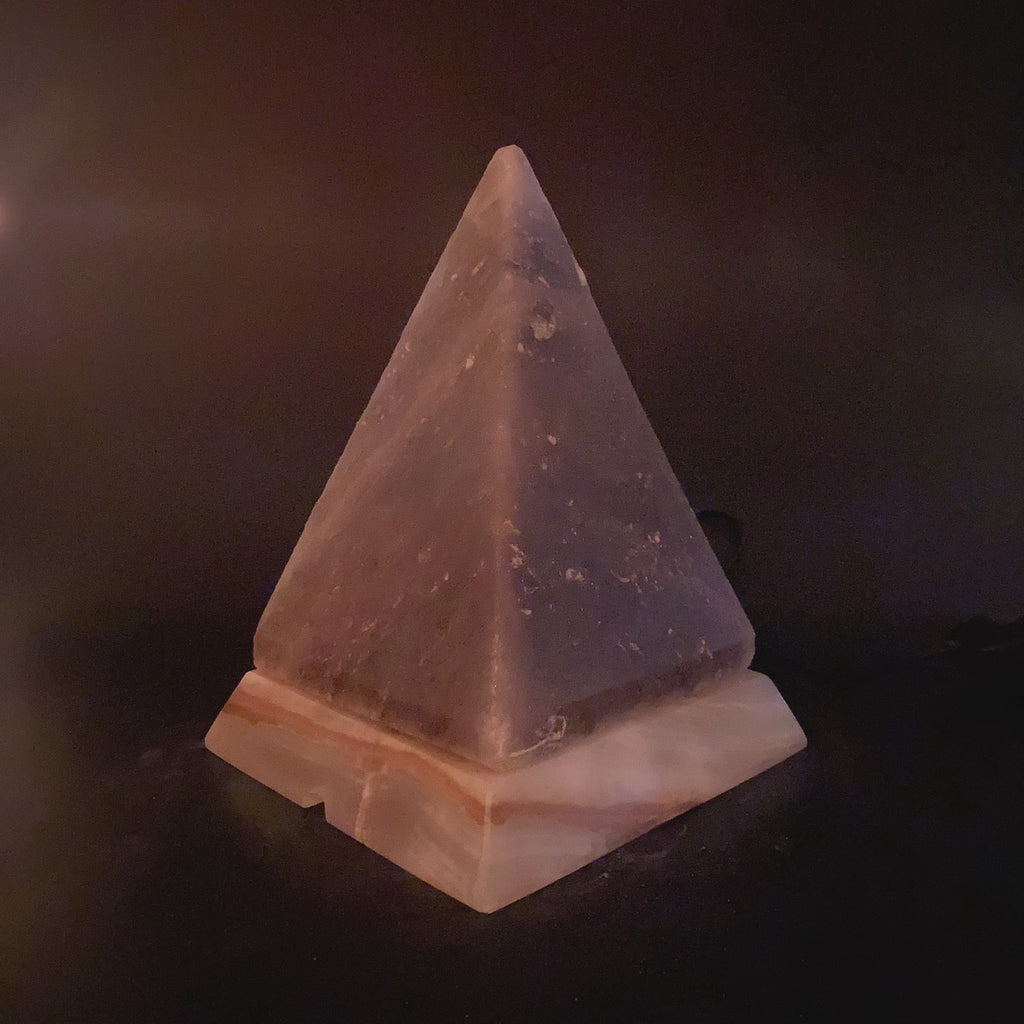 灰藍金字塔鹽燈 B001008 實拍未點燈外觀，呈現天然灰藍鹽晶紋理