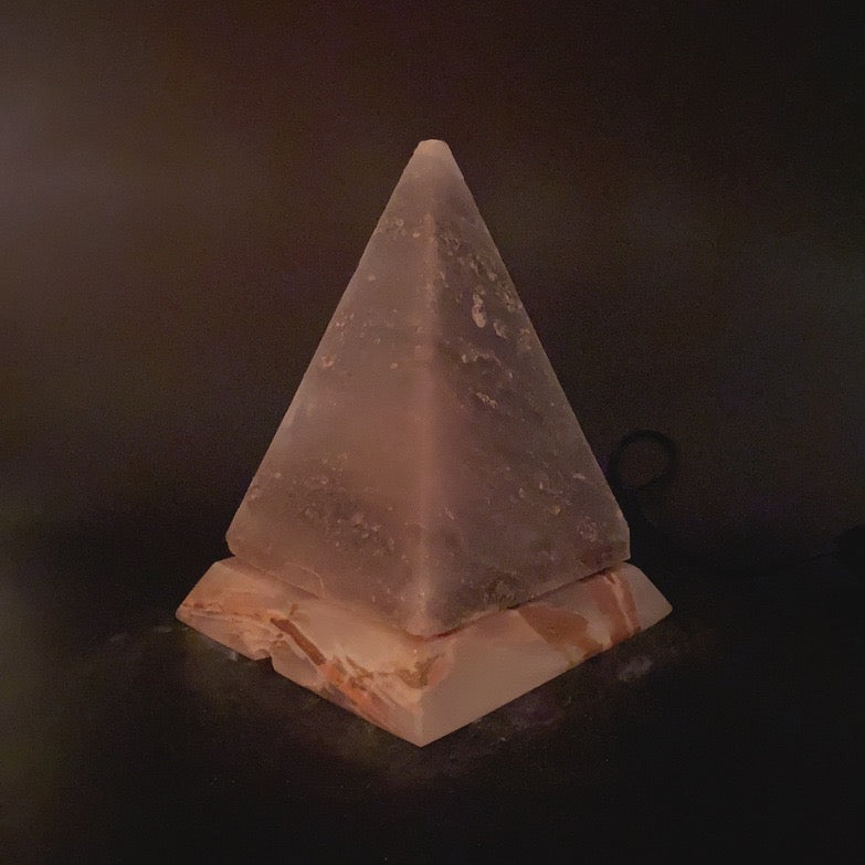 灰藍金字塔鹽燈 B001010 實拍未點燈外觀，呈現天然灰藍鹽晶紋理
