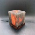 灰藍鹽燈方形造型 SPIN220123 實拍點燈效果，呈現溫暖橙黃色燈光