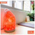 玫瑰鹽原礦鹽燈2–3kg商品示意，天然色澤與形狀各有不同，隨機出貨