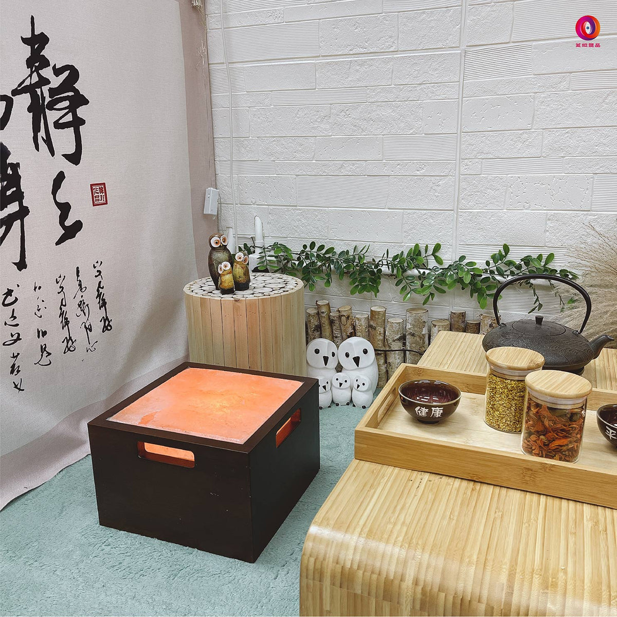 蓋婭鹽晶養護鹽晶座，深色木箱點燈搭配居家空間情境