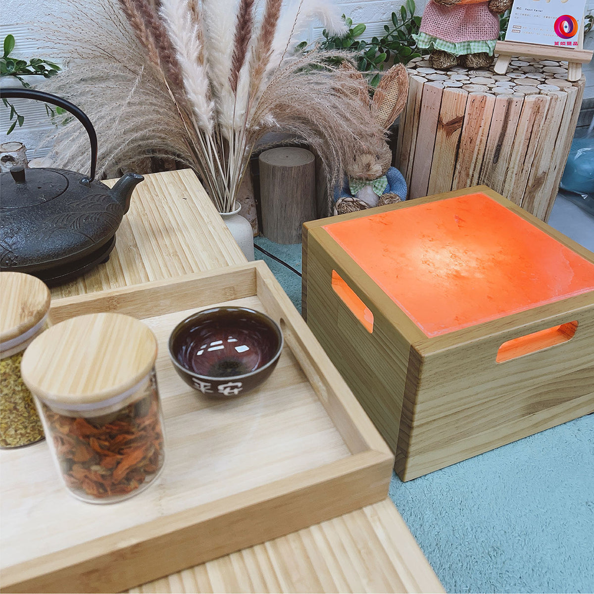 蓋婭鹽晶養護鹽晶座，淺色木箱點燈近距離展示天然玫瑰鹽磚
