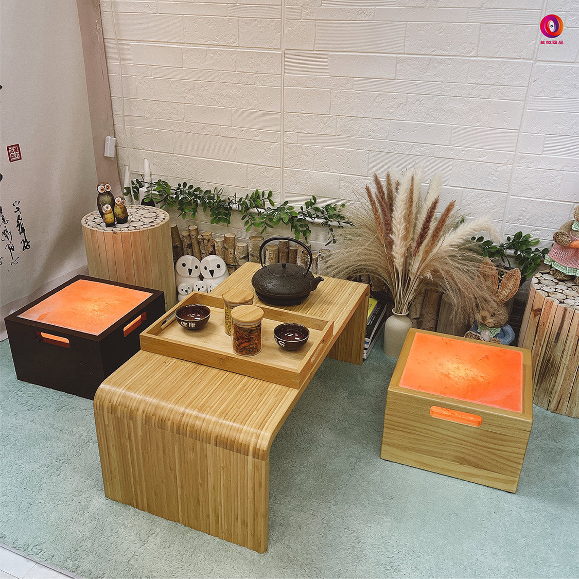 蓋婭鹽晶養護鹽晶座，深色與淺色木箱點燈居家情境展示