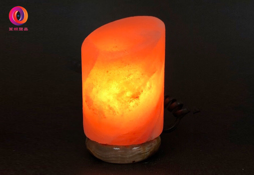 蓋婭鹽晶 USB 玫瑰鹽小鹽燈，斜柱造型正面點燈效果搭配青玉石底座