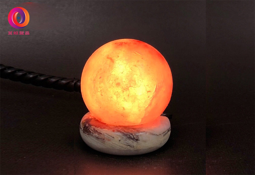 蓋婭鹽晶 USB 玫瑰鹽小鹽燈，圓球造型正面點燈搭配石紋底座