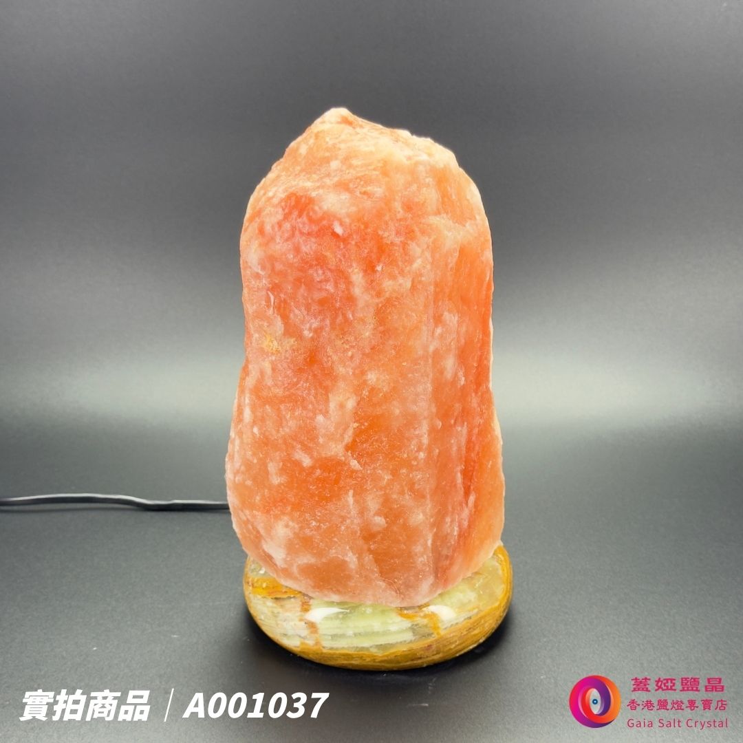 蓋婭鹽晶 紅晶鹽原礦鹽燈 A001037，正面未點燈
